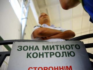 В Луганской области таможенника поймали на взятке в тысячу долларов