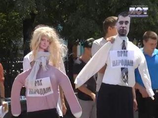 Чучела Фарион и Михальчишина выбросили на свалку истории видео