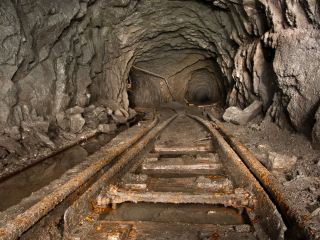 Поиски охотников за металлом, пропавших в заброшенной шахте, продолжаются