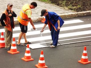 В центре Луганска обновляют «зебры» (фото)