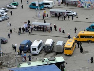Водители пригородных автобусов отбирают хлеб у луганских перевозчиков