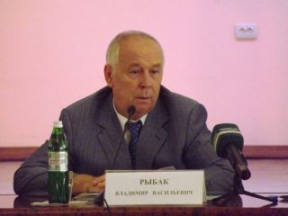 Спикер Верховной Рады рассказал как кнутом гнал депутатов в округа