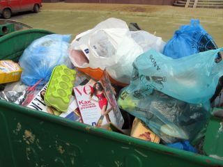 В Луганске детскую площадку завалило мусором