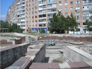 Луганские коммунисты против ремонта фонтана?