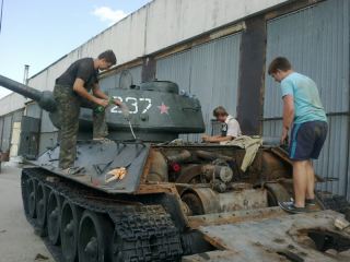 Луганский танк Т-34 сможет ездить по городу после ремонта (фото)