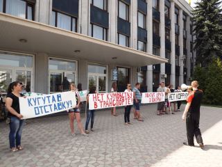 В Луганске митинговали против «транспортного беспредела» (фото)