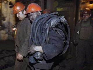 125 горняков эвакуировали из задымленной шахты на Луганщине 