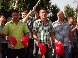 «Дайте свет, хотим работать!». В Луганске пикетировали ЛЭО (фото)