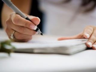 При смене фамилии предпринимателю необходимо подать заявление в органы Миндоходов  