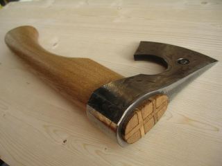 На сотрудников «Луганскводы» напал должник с топором