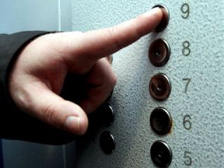 В Луганске женщина родила в лифте