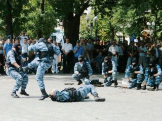 Бойцы Беркута устроили драку с перестрелкой в центре Луганска фото видео