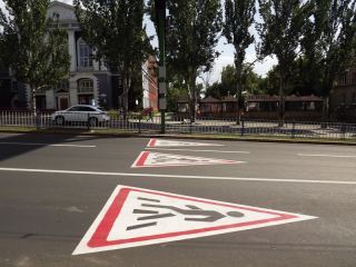 В Луганске дорожные знаки продублировали на асфальте (фото) 