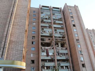 Разбирать завалы в луганской многоэтажке будут до ночи