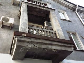В Луганске готовятся к сносу аварийного балкона фото