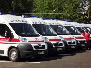 Премьер подарил луганским медикам  скорых фото