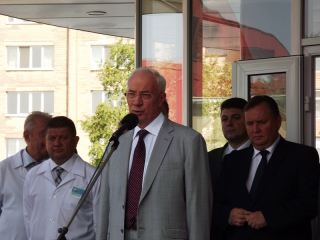 Азаров в Луганске пообещал что взорвавшийся дом отремонтируют до начала холодов