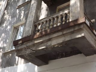 В центре Луганска аварийный балкон грозит обрушением фото