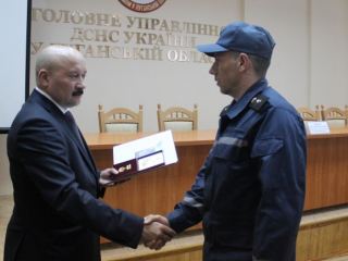 Наградили спасателей устранявших последствия взрыва в Луганске видео