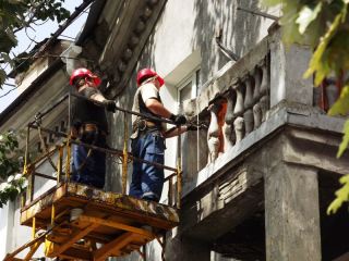 В центре Луганска рушат аварийный балкон фото видео