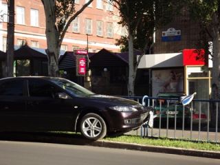 В Луганске иномарка без водителя сбила дорожный знак и въехала в ограждение  фото