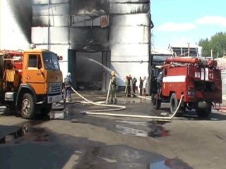 В Луганской области произошел пожар на химпредприятии есть пострадавшие видео