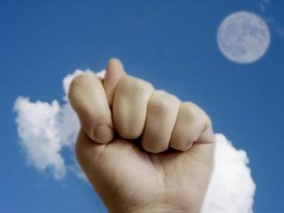 Оператора луганского телеканала пристыдили за футболку с кукишем