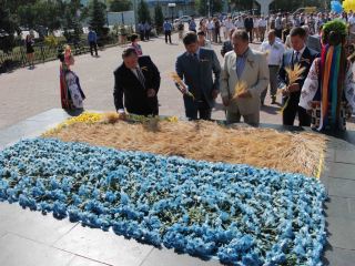 В Луганске создали флаг Украины из трех тысяч живых цветов фото