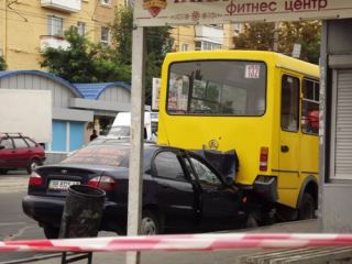 Страшное ДТП в Луганске: в маршрутку с пассажирами въехало такси (фото, подробности)