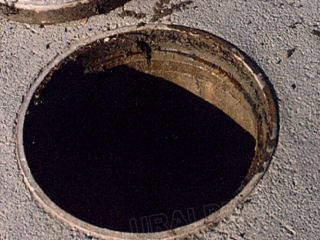 В Луганске летняя девочка упала в открытый канализационный люк