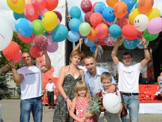 Руководители Краснодонугля и Метинвеста вручили подарки первоклассникам фото