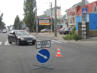 В Луганске водитель Мерседеса сбил двух детей на пешеходном переходе