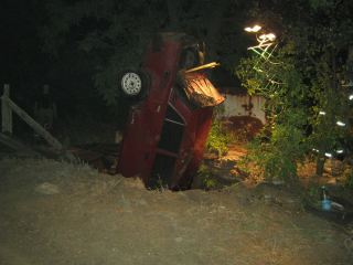 Как спасатели доставали машину из метровой ямы фото видео