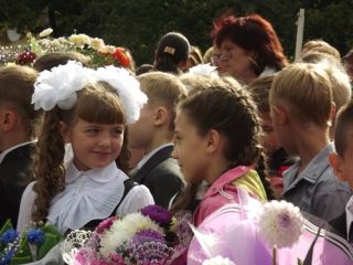 В День знаний в Луганске на школьных линейках присутствовали даже груднички фото