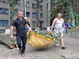В преддверии Дня города луганчане вышли на субботник фото