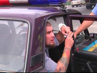 В центре Луганска пьяный водитель набросился с кулаками на инспектора ГАИ (фото)
