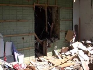 Азаров пообещал выделить дополнительные деньги на ремонт взорвавшегося дома в Луганске