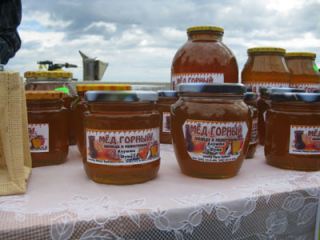 Алуштинский пчеловод провел мастеркласс на центральной набережной фото видео