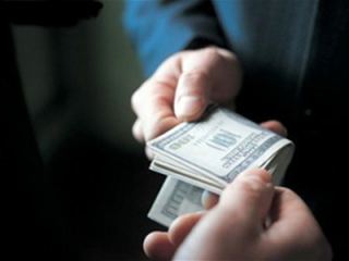 Таможенникавзяточника осудили в Луганской области