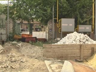 Возле телеканала ЛОТ разрастается незаконная стройка фото