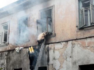 Взрыв дома в Луганске: причиной мог стать газ (подробности, фото, видео)