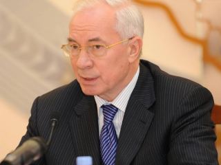 Азаров распорядился провести инвентаризацию техники для быстрого реагирования в случае снегопадов