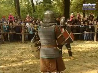 В Луганской области устроили битвы на мечах видео