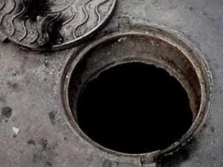 Мэр Луганска потребовал закрыть все канализационные люки