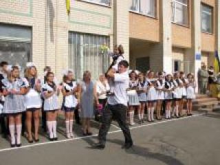 Сотрудники Миндоходов поздравили школьников с Первым звонком