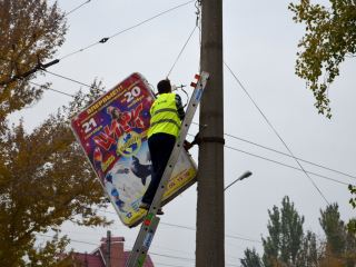 В Луганске демонтировали 50 рекламных щитов 