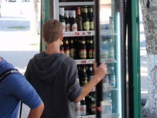 За продажу несовершеннолетним алкоголя и табака предприниматели лишились 12 лицензий