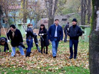 Во время субботника с улиц Луганска вывезли  кубометров мусора фото