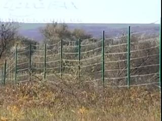 Луганск уже обносят колючей проволокой. Начали со стороны России (видео)