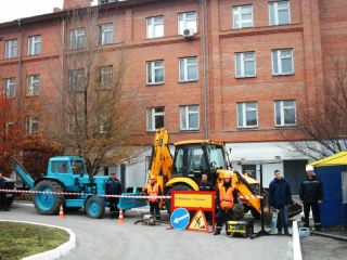 На ликвидацию происшествия в Луганскую больницу  съехались все аварийные службы фото